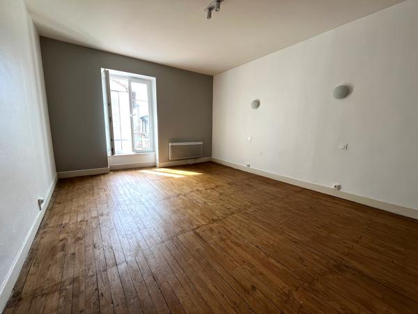 Secteur Castelmoron sur Lot, dans un village avec commerces et école, maison de village à louer d'environ 83 m2 habitables ainsi qu' une cave d'environ 40 m2. La maison a été entièrement rénovée (double vitrage récent, tableau électrique neuf, peintures r , Monclar