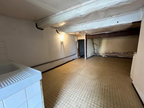 Secteur Castelmoron sur Lot, dans un village avec commerces et école, maison de village à louer d'environ 83 m2 habitables ainsi qu' une cave d'environ 40 m2. La maison a été entièrement rénovée (double vitrage récent, tableau électrique neuf, peintures r , Monclar