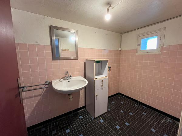 Secteur Castelmoron sur Lot, dans un village avec commerces et école, maison de village à louer d'environ 83 m2 habitables ainsi qu' une cave d'environ 40 m2. La maison a été entièrement rénovée (double vitrage récent, tableau électrique neuf, peintures r , Monclar