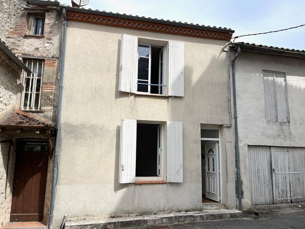 Secteur Castelmoron sur Lot, dans un village avec commerces et école, maison de village à louer d'environ 83 m2 habitables ainsi qu' une cave d'environ 40 m2. La maison a été entièrement rénovée (double vitrage récent, tableau électrique neuf, peintures r , Monclar