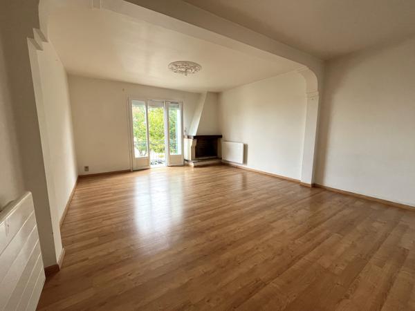 Secteur Castelmoron sur Lot, dans un village avec commerces et école, maison de village à louer d'environ 83 m2 habitables ainsi qu' une cave d'environ 40 m2. La maison a été entièrement rénovée (double vitrage récent, tableau électrique neuf, peintures r , Monclar