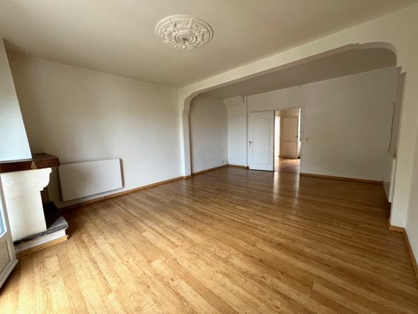 Secteur Castelmoron sur Lot, dans un village avec commerces et école, maison de village à louer d'environ 83 m2 habitables ainsi qu' une cave d'environ 40 m2. La maison a été entièrement rénovée (double vitrage récent, tableau électrique neuf, peintures r , Monclar