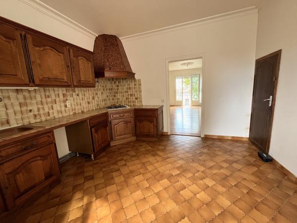Secteur Castelmoron sur Lot, dans un village avec commerces et école, maison de village à louer d'environ 83 m2 habitables ainsi qu' une cave d'environ 40 m2. La maison a été entièrement rénovée (double vitrage récent, tableau électrique neuf, peintures r , Monclar