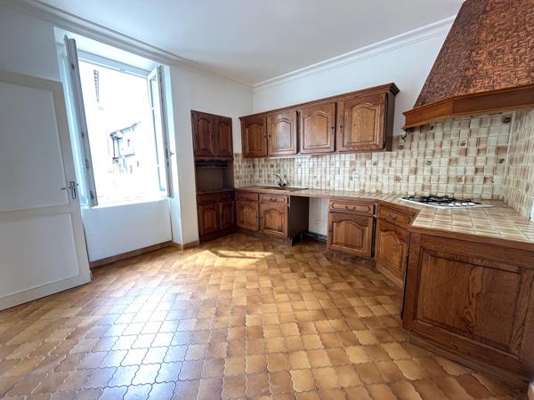 Secteur Castelmoron sur Lot, dans un village avec commerces et école, maison de village à louer d'environ 83 m2 habitables ainsi qu' une cave d'environ 40 m2. La maison a été entièrement rénovée (double vitrage récent, tableau électrique neuf, peintures r , Monclar