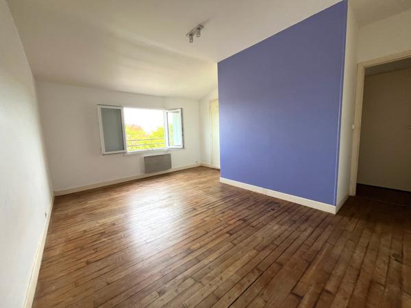 Secteur Castelmoron sur Lot, dans un village avec commerces et école, maison de village à louer d'environ 83 m2 habitables ainsi qu' une cave d'environ 40 m2. La maison a été entièrement rénovée (double vitrage récent, tableau électrique neuf, peintures r , Monclar