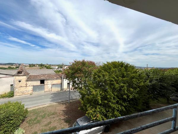 Secteur Castelmoron sur Lot, dans un village avec commerces et école, maison de village à louer d'environ 83 m2 habitables ainsi qu' une cave d'environ 40 m2. La maison a été entièrement rénovée (double vitrage récent, tableau électrique neuf, peintures r , Monclar