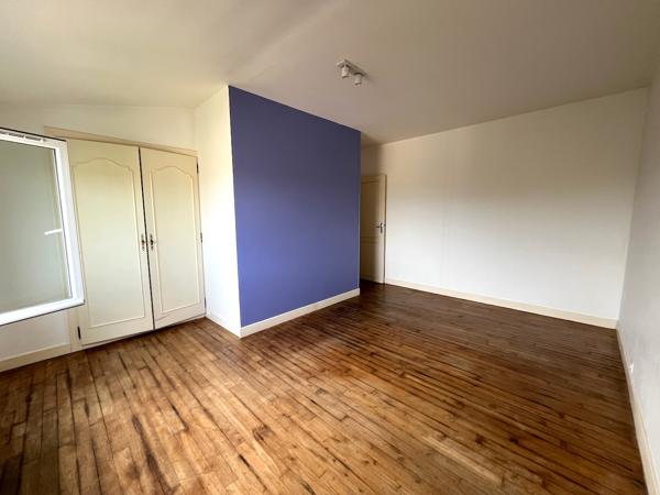 Secteur Castelmoron sur Lot, dans un village avec commerces et école, maison de village à louer d'environ 83 m2 habitables ainsi qu' une cave d'environ 40 m2. La maison a été entièrement rénovée (double vitrage récent, tableau électrique neuf, peintures r , Monclar