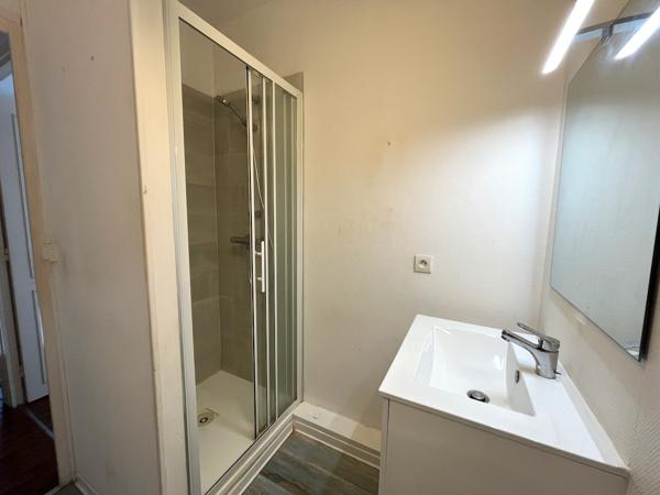 Secteur Castelmoron sur Lot, dans un village avec commerces et école, maison de village à louer d'environ 83 m2 habitables ainsi qu' une cave d'environ 40 m2. La maison a été entièrement rénovée (double vitrage récent, tableau électrique neuf, peintures r , Monclar