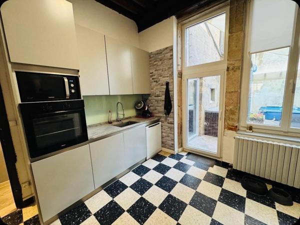 maison à saisir sans attendre aucun travaux très bon état.