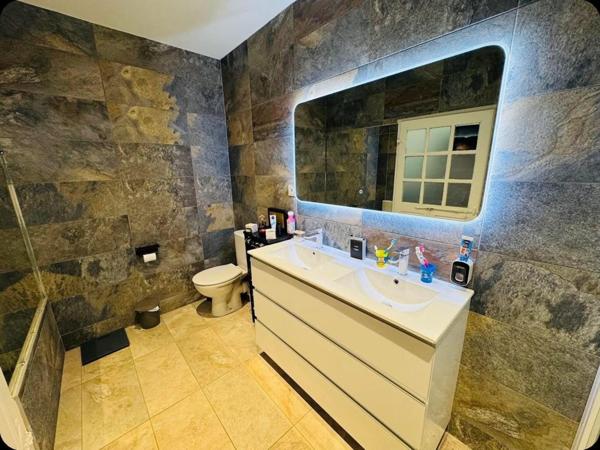 maison à saisir sans attendre aucun travaux très bon état.