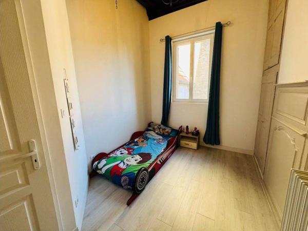 maison à saisir sans attendre aucun travaux très bon état.