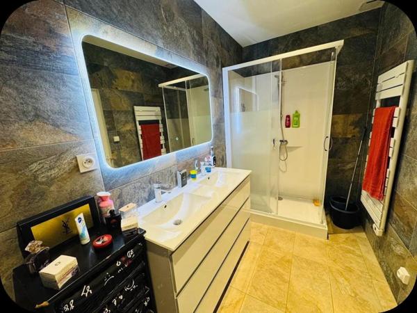 maison à saisir sans attendre aucun travaux très bon état.