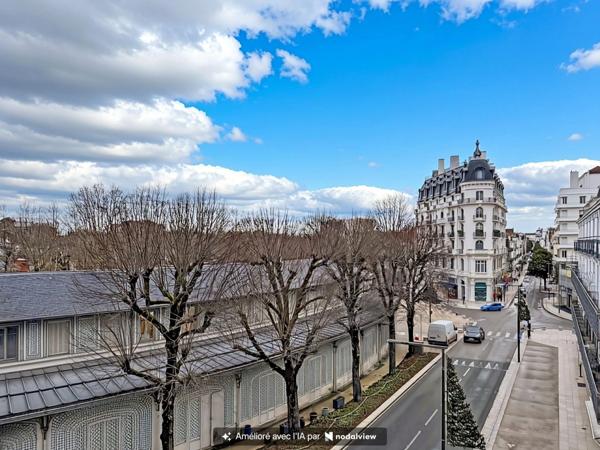 VICHY – FACE AU PARC DES SOURCES – APPARTEMENT F2 AVEC BALCON, ASCENSEUR ET CAVE
