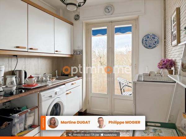 VICHY – FACE AU PARC DES SOURCES – APPARTEMENT F2 AVEC BALCON, ASCENSEUR ET CAVE