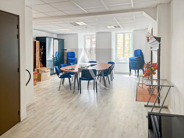 A vendre - Local commercial de 95.5 m2, avec petite cour extérieure
