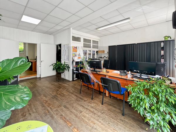 A vendre - Local commercial de 95.5 m2, avec petite cour extérieure