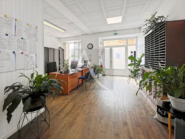A vendre - Local commercial de 95.5 m2, avec petite cour extérieure
