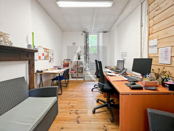 A vendre - Local commercial de 95.5 m2, avec petite cour extérieure