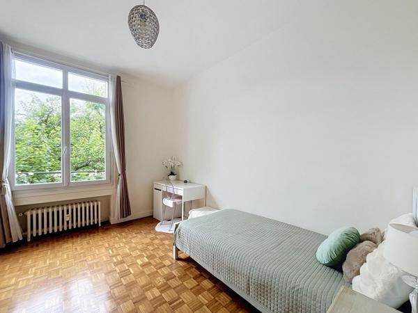Le cadre de vie idéal pour une famille : verdure, belles hauteurs sous plafond et sectorisation lycée Pasteur.