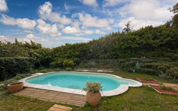 Maison à vendre    6 pièces •  Péchabou