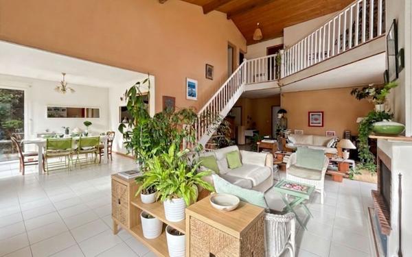 Maison à vendre    6 pièces •  Péchabou