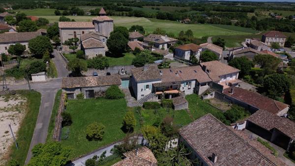 Lauzerte (82110) Lauzerte Deux maisons en pierre avec grange et jardins