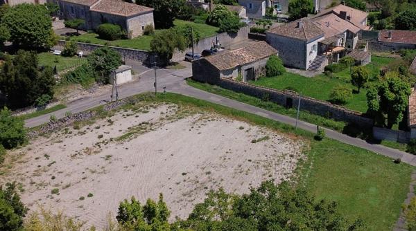 Lauzerte (82110) Lauzerte Deux maisons en pierre avec grange et jardins