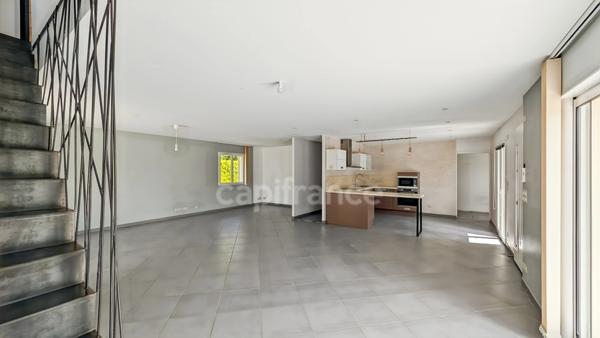 Est de Chalon-Sur-Saône (71) à vendre Maison de 175 m² 6 pièces grand garage indépendant piscine pool house terrain de 759 m² !
