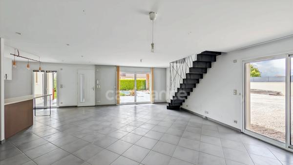 Est de Chalon-Sur-Saône (71) à vendre Maison de 175 m² 6 pièces grand garage indépendant piscine pool house terrain de 759 m² !