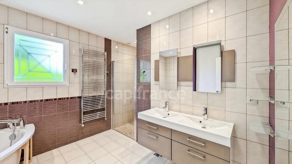 Est de Chalon-Sur-Saône (71) à vendre Maison de 175 m² 6 pièces grand garage indépendant piscine pool house terrain de 759 m² !