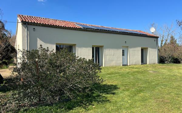 Maison à vendre    5 pièces •  Roquefort