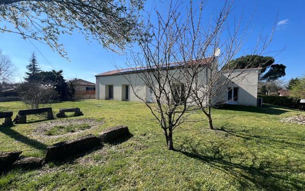 Maison à vendre    5 pièces •  Roquefort