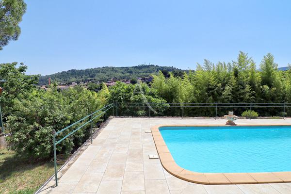SUPERBE VILLA AU CALME ET A LA VUE IMPRENABLE SUR LE CHÂTEAU DE CERESTE-EN-LUBERON SUR 7380M2 DE TERRAIN AVEC PISCINE
