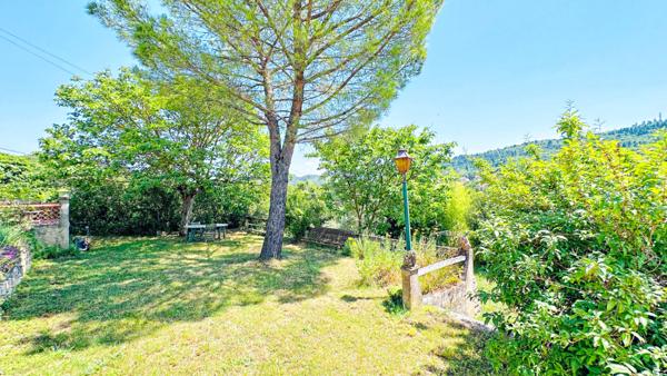 SUPERBE VILLA AU CALME ET A LA VUE IMPRENABLE SUR LE CHÂTEAU DE CERESTE-EN-LUBERON SUR 7380M2 DE TERRAIN AVEC PISCINE