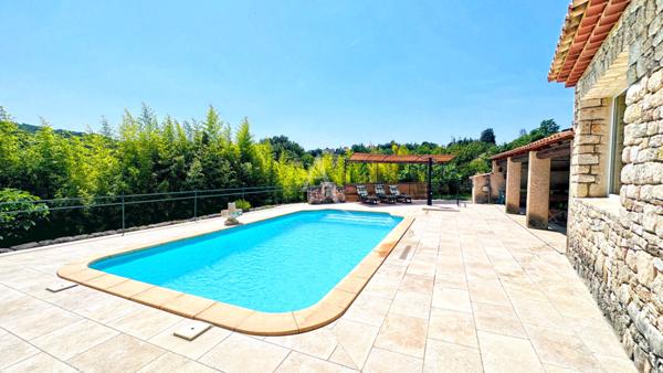 SUPERBE VILLA AU CALME ET A LA VUE IMPRENABLE SUR LE CHÂTEAU DE CERESTE-EN-LUBERON SUR 7380M2 DE TERRAIN AVEC PISCINE