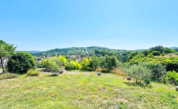 SUPERBE VILLA AU CALME ET A LA VUE IMPRENABLE SUR LE CHÂTEAU DE CERESTE-EN-LUBERON SUR 7380M2 DE TERRAIN AVEC PISCINE