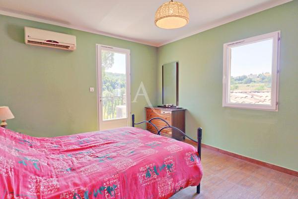 SUPERBE VILLA AU CALME ET A LA VUE IMPRENABLE SUR LE CHÂTEAU DE CERESTE-EN-LUBERON SUR 7380M2 DE TERRAIN AVEC PISCINE