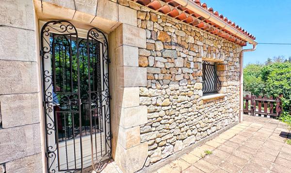 SUPERBE VILLA AU CALME ET A LA VUE IMPRENABLE SUR LE CHÂTEAU DE CERESTE-EN-LUBERON SUR 7380M2 DE TERRAIN AVEC PISCINE