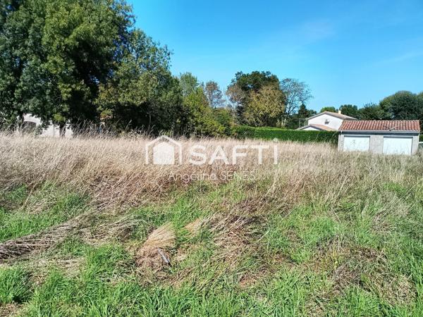 Double garage sur terrain d'environ 1800m²