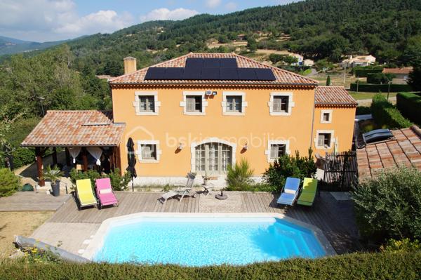 Il y a des maisons que l’on visite… et des maisons dans lesquelles on se projette immédiatement.

​Située à Saint-Félicien, au cœur de l’Ardèche Verte, cette belle propriété d'environ 212 m² habitables (9 pièces) construite en 2006 offre un environnement paisible et privilégié, tout en laissant la porte ouverte à de nombreux projets. Entre ces paysages généreux, ces chemins de randonnée et le passage de la célèbre course cycliste "L'Ardéchoise", la région bénéficie d’un dynamisme touristique exceptionnel.
​Implantée sur un terrain de 2 485 m² (auxquels s’ajoutent 34 m² détenus pour moitié en indivision), la propriété bénéficie d’un cadre idéal où l’on peut profiter pleinement de la nature et du calme.

​🏡 UNE MAISON QUI SE PRÊTE À PLUSIEURS PROJETS

​Aujourd’hui, la maison accueille une activité de chambres d’hôtes avec 4 chambres, pour une capacité pouvant aller jusqu’à 15 personnes.
​C’est donc un bien qui peut parfaitement convenir à un couple ou une famille souhaitant reprendre une activité touristique existante, mais aussi à ceux qui souhaitent simplement changer de vie, poser leurs valises et profiter d'une grande maison de famille.

​🌳 UN EXTÉRIEUR INVITANT À PROFITER DES BEAUX JOURS

​À l’extérieur, le terrain offre de superbes espaces pour profiter des journées ensoleillées. Une magnifique terrasse couverte , dotée de stores latéraux , se transforme en une véritable pièce supplémentaire pour partager des moments de convivialité, tandis qu'un terrain de pétanque vient parfaire l'esprit détendu des lieux. Enfin, la piscine de 7 x 3,5 m sécurisée par une alarme apporte une véritable sensation de vacances tout en étant un atout indéniable pour l'activité.

​☀️ DES ÉQUIPEMENTS RÉCENTS ET PERFORMANTS
​La propriété a bénéficié d’investissements récents et de qualité, notamment avec 12 panneaux solaires installés en 2026, auxquels viennent s’ajouter 3 panneaux solaires dédiés à la piscine. Une borne de recharge pour véhicule électrique complète l’ensemble.
​Côté performance énergétique, la maison affiche un très bon classement avec un DPE B et un GES A.

​📋 Caractéristiques :

​• Surface habitable d'environ 212 m² (9 pièces)
* Terrain de 2 485 m² avec magnifique terrasse et terrain de boules
* 34 m² supplémentaires en indivision à moitié
* 4 chambres d’hôtes (capacité d’accueil jusqu’à 15 personnes)
* Piscine de 7 x 3,5 m avec alarme de sécurité
* 12 panneaux solaires installés en 2026 + 3 panneaux dédiés à la piscine
* Borne de recharge pour véhicule électrique
* DPE B / GES A
* Activité de chambres d’hôtes déjà en place

​🌿 UN PROJET DE VIE EN ARDÈCHE

​Un havre de paix pensé pour donner un nouveau souffle à votre quotidien, entre nature et art de vivre. Que vous souhaitiez perpétuer l'activité existante, la développer ou simplement profiter de ce cadre d'exception, ce lieu s'adapte à vos envies pour vous permettre d'y écrire votre propre histoire.

​Possibilité d'acquérir tout ou une partie du mobilier pour s'installer immédiatement sans contrainte.

📞 Pour découvrir ce lieu unique et échanger sur votre projet, contactez nous pour organiser une visite.

​(Dossier complet avec le détail des surfaces et informations sur l'activité sur simple demande