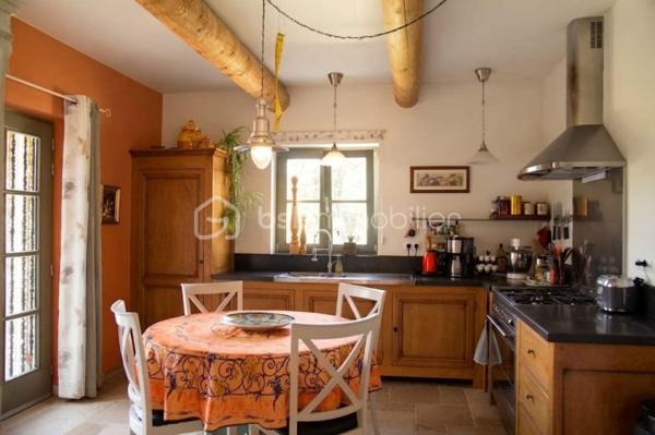 Il y a des maisons que l’on visite… et des maisons dans lesquelles on se projette immédiatement.

​Située à Saint-Félicien, au cœur de l’Ardèche Verte, cette belle propriété d'environ 212 m² habitables (9 pièces) construite en 2006 offre un environnement paisible et privilégié, tout en laissant la porte ouverte à de nombreux projets. Entre ces paysages généreux, ces chemins de randonnée et le passage de la célèbre course cycliste "L'Ardéchoise", la région bénéficie d’un dynamisme touristique exceptionnel.
​Implantée sur un terrain de 2 485 m² (auxquels s’ajoutent 34 m² détenus pour moitié en indivision), la propriété bénéficie d’un cadre idéal où l’on peut profiter pleinement de la nature et du calme.

​🏡 UNE MAISON QUI SE PRÊTE À PLUSIEURS PROJETS

​Aujourd’hui, la maison accueille une activité de chambres d’hôtes avec 4 chambres, pour une capacité pouvant aller jusqu’à 15 personnes.
​C’est donc un bien qui peut parfaitement convenir à un couple ou une famille souhaitant reprendre une activité touristique existante, mais aussi à ceux qui souhaitent simplement changer de vie, poser leurs valises et profiter d'une grande maison de famille.

​🌳 UN EXTÉRIEUR INVITANT À PROFITER DES BEAUX JOURS

​À l’extérieur, le terrain offre de superbes espaces pour profiter des journées ensoleillées. Une magnifique terrasse couverte , dotée de stores latéraux , se transforme en une véritable pièce supplémentaire pour partager des moments de convivialité, tandis qu'un terrain de pétanque vient parfaire l'esprit détendu des lieux. Enfin, la piscine de 7 x 3,5 m sécurisée par une alarme apporte une véritable sensation de vacances tout en étant un atout indéniable pour l'activité.

​☀️ DES ÉQUIPEMENTS RÉCENTS ET PERFORMANTS
​La propriété a bénéficié d’investissements récents et de qualité, notamment avec 12 panneaux solaires installés en 2026, auxquels viennent s’ajouter 3 panneaux solaires dédiés à la piscine. Une borne de recharge pour véhicule électrique complète l’ensemble.
​Côté performance énergétique, la maison affiche un très bon classement avec un DPE B et un GES A.

​📋 Caractéristiques :

​• Surface habitable d'environ 212 m² (9 pièces)
* Terrain de 2 485 m² avec magnifique terrasse et terrain de boules
* 34 m² supplémentaires en indivision à moitié
* 4 chambres d’hôtes (capacité d’accueil jusqu’à 15 personnes)
* Piscine de 7 x 3,5 m avec alarme de sécurité
* 12 panneaux solaires installés en 2026 + 3 panneaux dédiés à la piscine
* Borne de recharge pour véhicule électrique
* DPE B / GES A
* Activité de chambres d’hôtes déjà en place

​🌿 UN PROJET DE VIE EN ARDÈCHE

​Un havre de paix pensé pour donner un nouveau souffle à votre quotidien, entre nature et art de vivre. Que vous souhaitiez perpétuer l'activité existante, la développer ou simplement profiter de ce cadre d'exception, ce lieu s'adapte à vos envies pour vous permettre d'y écrire votre propre histoire.

​Possibilité d'acquérir tout ou une partie du mobilier pour s'installer immédiatement sans contrainte.

📞 Pour découvrir ce lieu unique et échanger sur votre projet, contactez nous pour organiser une visite.

​(Dossier complet avec le détail des surfaces et informations sur l'activité sur simple demande