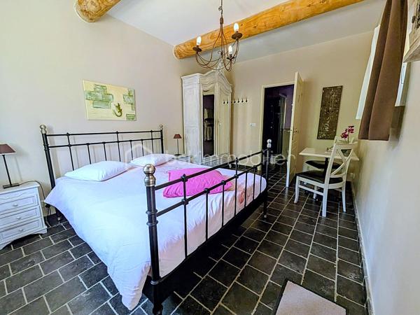 Il y a des maisons que l’on visite… et des maisons dans lesquelles on se projette immédiatement.

​Située à Saint-Félicien, au cœur de l’Ardèche Verte, cette belle propriété d'environ 212 m² habitables (9 pièces) construite en 2006 offre un environnement paisible et privilégié, tout en laissant la porte ouverte à de nombreux projets. Entre ces paysages généreux, ces chemins de randonnée et le passage de la célèbre course cycliste "L'Ardéchoise", la région bénéficie d’un dynamisme touristique exceptionnel.
​Implantée sur un terrain de 2 485 m² (auxquels s’ajoutent 34 m² détenus pour moitié en indivision), la propriété bénéficie d’un cadre idéal où l’on peut profiter pleinement de la nature et du calme.

​🏡 UNE MAISON QUI SE PRÊTE À PLUSIEURS PROJETS

​Aujourd’hui, la maison accueille une activité de chambres d’hôtes avec 4 chambres, pour une capacité pouvant aller jusqu’à 15 personnes.
​C’est donc un bien qui peut parfaitement convenir à un couple ou une famille souhaitant reprendre une activité touristique existante, mais aussi à ceux qui souhaitent simplement changer de vie, poser leurs valises et profiter d'une grande maison de famille.

​🌳 UN EXTÉRIEUR INVITANT À PROFITER DES BEAUX JOURS

​À l’extérieur, le terrain offre de superbes espaces pour profiter des journées ensoleillées. Une magnifique terrasse couverte , dotée de stores latéraux , se transforme en une véritable pièce supplémentaire pour partager des moments de convivialité, tandis qu'un terrain de pétanque vient parfaire l'esprit détendu des lieux. Enfin, la piscine de 7 x 3,5 m sécurisée par une alarme apporte une véritable sensation de vacances tout en étant un atout indéniable pour l'activité.

​☀️ DES ÉQUIPEMENTS RÉCENTS ET PERFORMANTS
​La propriété a bénéficié d’investissements récents et de qualité, notamment avec 12 panneaux solaires installés en 2026, auxquels viennent s’ajouter 3 panneaux solaires dédiés à la piscine. Une borne de recharge pour véhicule électrique complète l’ensemble.
​Côté performance énergétique, la maison affiche un très bon classement avec un DPE B et un GES A.

​📋 Caractéristiques :

​• Surface habitable d'environ 212 m² (9 pièces)
* Terrain de 2 485 m² avec magnifique terrasse et terrain de boules
* 34 m² supplémentaires en indivision à moitié
* 4 chambres d’hôtes (capacité d’accueil jusqu’à 15 personnes)
* Piscine de 7 x 3,5 m avec alarme de sécurité
* 12 panneaux solaires installés en 2026 + 3 panneaux dédiés à la piscine
* Borne de recharge pour véhicule électrique
* DPE B / GES A
* Activité de chambres d’hôtes déjà en place

​🌿 UN PROJET DE VIE EN ARDÈCHE

​Un havre de paix pensé pour donner un nouveau souffle à votre quotidien, entre nature et art de vivre. Que vous souhaitiez perpétuer l'activité existante, la développer ou simplement profiter de ce cadre d'exception, ce lieu s'adapte à vos envies pour vous permettre d'y écrire votre propre histoire.

​Possibilité d'acquérir tout ou une partie du mobilier pour s'installer immédiatement sans contrainte.

📞 Pour découvrir ce lieu unique et échanger sur votre projet, contactez nous pour organiser une visite.

​(Dossier complet avec le détail des surfaces et informations sur l'activité sur simple demande