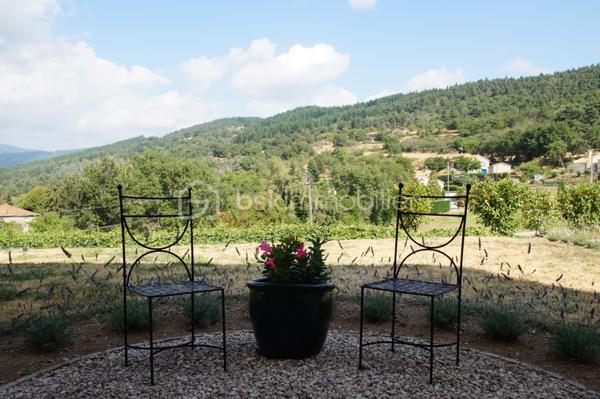 Il y a des maisons que l’on visite… et des maisons dans lesquelles on se projette immédiatement.

​Située à Saint-Félicien, au cœur de l’Ardèche Verte, cette belle propriété d'environ 212 m² habitables (9 pièces) construite en 2006 offre un environnement paisible et privilégié, tout en laissant la porte ouverte à de nombreux projets. Entre ces paysages généreux, ces chemins de randonnée et le passage de la célèbre course cycliste "L'Ardéchoise", la région bénéficie d’un dynamisme touristique exceptionnel.
​Implantée sur un terrain de 2 485 m² (auxquels s’ajoutent 34 m² détenus pour moitié en indivision), la propriété bénéficie d’un cadre idéal où l’on peut profiter pleinement de la nature et du calme.

​🏡 UNE MAISON QUI SE PRÊTE À PLUSIEURS PROJETS

​Aujourd’hui, la maison accueille une activité de chambres d’hôtes avec 4 chambres, pour une capacité pouvant aller jusqu’à 15 personnes.
​C’est donc un bien qui peut parfaitement convenir à un couple ou une famille souhaitant reprendre une activité touristique existante, mais aussi à ceux qui souhaitent simplement changer de vie, poser leurs valises et profiter d'une grande maison de famille.

​🌳 UN EXTÉRIEUR INVITANT À PROFITER DES BEAUX JOURS

​À l’extérieur, le terrain offre de superbes espaces pour profiter des journées ensoleillées. Une magnifique terrasse couverte , dotée de stores latéraux , se transforme en une véritable pièce supplémentaire pour partager des moments de convivialité, tandis qu'un terrain de pétanque vient parfaire l'esprit détendu des lieux. Enfin, la piscine de 7 x 3,5 m sécurisée par une alarme apporte une véritable sensation de vacances tout en étant un atout indéniable pour l'activité.

​☀️ DES ÉQUIPEMENTS RÉCENTS ET PERFORMANTS
​La propriété a bénéficié d’investissements récents et de qualité, notamment avec 12 panneaux solaires installés en 2026, auxquels viennent s’ajouter 3 panneaux solaires dédiés à la piscine. Une borne de recharge pour véhicule électrique complète l’ensemble.
​Côté performance énergétique, la maison affiche un très bon classement avec un DPE B et un GES A.

​📋 Caractéristiques :

​• Surface habitable d'environ 212 m² (9 pièces)
* Terrain de 2 485 m² avec magnifique terrasse et terrain de boules
* 34 m² supplémentaires en indivision à moitié
* 4 chambres d’hôtes (capacité d’accueil jusqu’à 15 personnes)
* Piscine de 7 x 3,5 m avec alarme de sécurité
* 12 panneaux solaires installés en 2026 + 3 panneaux dédiés à la piscine
* Borne de recharge pour véhicule électrique
* DPE B / GES A
* Activité de chambres d’hôtes déjà en place

​🌿 UN PROJET DE VIE EN ARDÈCHE

​Un havre de paix pensé pour donner un nouveau souffle à votre quotidien, entre nature et art de vivre. Que vous souhaitiez perpétuer l'activité existante, la développer ou simplement profiter de ce cadre d'exception, ce lieu s'adapte à vos envies pour vous permettre d'y écrire votre propre histoire.

​Possibilité d'acquérir tout ou une partie du mobilier pour s'installer immédiatement sans contrainte.

📞 Pour découvrir ce lieu unique et échanger sur votre projet, contactez nous pour organiser une visite.

​(Dossier complet avec le détail des surfaces et informations sur l'activité sur simple demande