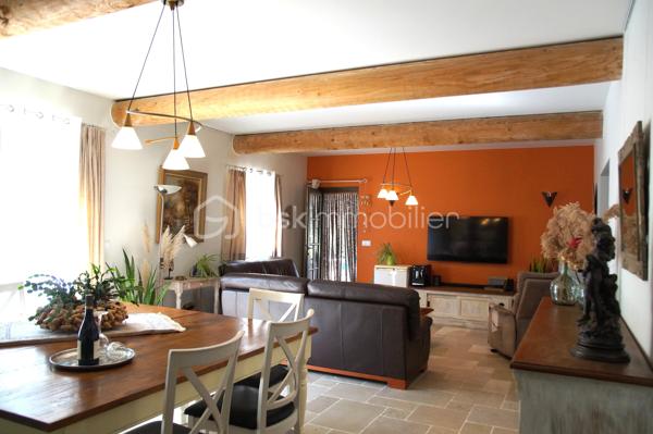 Il y a des maisons que l’on visite… et des maisons dans lesquelles on se projette immédiatement.

​Située à Saint-Félicien, au cœur de l’Ardèche Verte, cette belle propriété d'environ 212 m² habitables (9 pièces) construite en 2006 offre un environnement paisible et privilégié, tout en laissant la porte ouverte à de nombreux projets. Entre ces paysages généreux, ces chemins de randonnée et le passage de la célèbre course cycliste "L'Ardéchoise", la région bénéficie d’un dynamisme touristique exceptionnel.
​Implantée sur un terrain de 2 485 m² (auxquels s’ajoutent 34 m² détenus pour moitié en indivision), la propriété bénéficie d’un cadre idéal où l’on peut profiter pleinement de la nature et du calme.

​🏡 UNE MAISON QUI SE PRÊTE À PLUSIEURS PROJETS

​Aujourd’hui, la maison accueille une activité de chambres d’hôtes avec 4 chambres, pour une capacité pouvant aller jusqu’à 15 personnes.
​C’est donc un bien qui peut parfaitement convenir à un couple ou une famille souhaitant reprendre une activité touristique existante, mais aussi à ceux qui souhaitent simplement changer de vie, poser leurs valises et profiter d'une grande maison de famille.

​🌳 UN EXTÉRIEUR INVITANT À PROFITER DES BEAUX JOURS

​À l’extérieur, le terrain offre de superbes espaces pour profiter des journées ensoleillées. Une magnifique terrasse couverte , dotée de stores latéraux , se transforme en une véritable pièce supplémentaire pour partager des moments de convivialité, tandis qu'un terrain de pétanque vient parfaire l'esprit détendu des lieux. Enfin, la piscine de 7 x 3,5 m sécurisée par une alarme apporte une véritable sensation de vacances tout en étant un atout indéniable pour l'activité.

​☀️ DES ÉQUIPEMENTS RÉCENTS ET PERFORMANTS
​La propriété a bénéficié d’investissements récents et de qualité, notamment avec 12 panneaux solaires installés en 2026, auxquels viennent s’ajouter 3 panneaux solaires dédiés à la piscine. Une borne de recharge pour véhicule électrique complète l’ensemble.
​Côté performance énergétique, la maison affiche un très bon classement avec un DPE B et un GES A.

​📋 Caractéristiques :

​• Surface habitable d'environ 212 m² (9 pièces)
* Terrain de 2 485 m² avec magnifique terrasse et terrain de boules
* 34 m² supplémentaires en indivision à moitié
* 4 chambres d’hôtes (capacité d’accueil jusqu’à 15 personnes)
* Piscine de 7 x 3,5 m avec alarme de sécurité
* 12 panneaux solaires installés en 2026 + 3 panneaux dédiés à la piscine
* Borne de recharge pour véhicule électrique
* DPE B / GES A
* Activité de chambres d’hôtes déjà en place

​🌿 UN PROJET DE VIE EN ARDÈCHE

​Un havre de paix pensé pour donner un nouveau souffle à votre quotidien, entre nature et art de vivre. Que vous souhaitiez perpétuer l'activité existante, la développer ou simplement profiter de ce cadre d'exception, ce lieu s'adapte à vos envies pour vous permettre d'y écrire votre propre histoire.

​Possibilité d'acquérir tout ou une partie du mobilier pour s'installer immédiatement sans contrainte.

📞 Pour découvrir ce lieu unique et échanger sur votre projet, contactez nous pour organiser une visite.

​(Dossier complet avec le détail des surfaces et informations sur l'activité sur simple demande