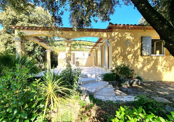 Villa de plain-pied de 156m² avec 6 pièces + une dépendance - Jardin arboré, Piscine - (34160)