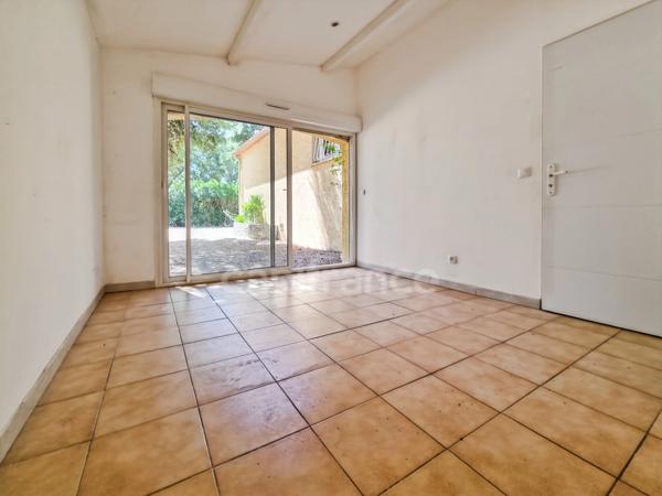 Villa de plain-pied de 156m² avec 6 pièces + une dépendance - Jardin arboré, Piscine - (34160)