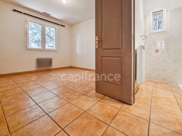 Villa de plain-pied de 156m² avec 6 pièces + une dépendance - Jardin arboré, Piscine - (34160)