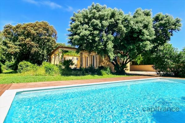 Villa de plain-pied de 156m² avec 6 pièces + une dépendance - Jardin arboré, Piscine - (34160)