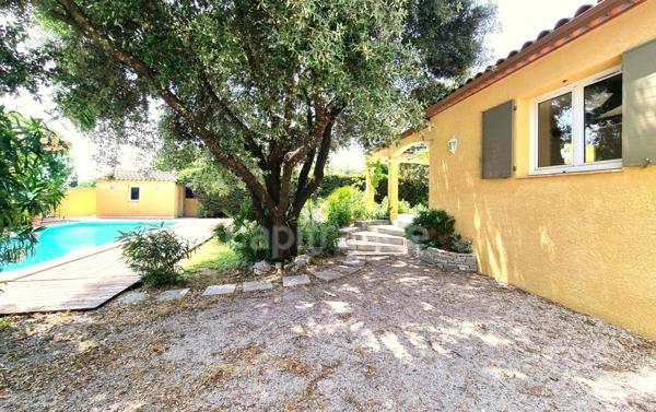 Villa de plain-pied de 156m² avec 6 pièces + une dépendance - Jardin arboré, Piscine - (34160)