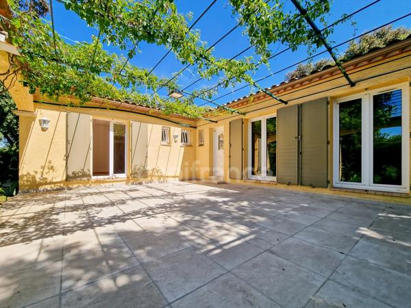 Villa de plain-pied de 156m² avec 6 pièces + une dépendance - Jardin arboré, Piscine - (34160)